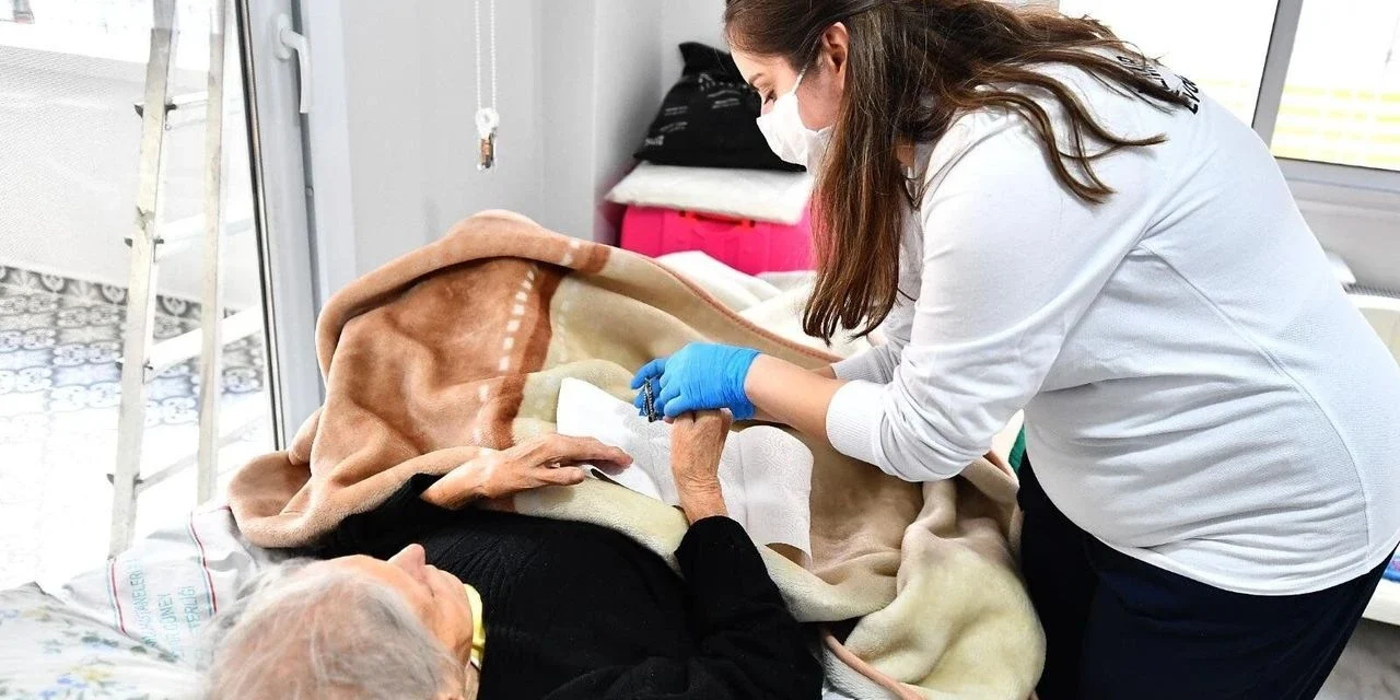 evde-bakim Evde bakım hizmeti, yaşlı bireylerin günlük ihtiyaçlarını karşılamaya yönelik çeşitli destekleri içerir.