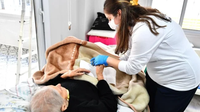 Evde bakım hizmeti, yaşlı bireylerin günlük ihtiyaçlarını karşılamaya yönelik çeşitli destekleri içerir.