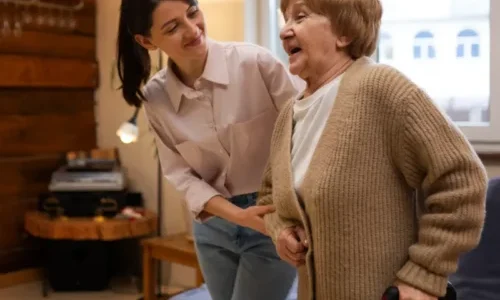 Evde bakım gerektiren hastalar için profesyonel destek sağlayan, tecrübeli ve referanslı hasta bakıcı personeller.