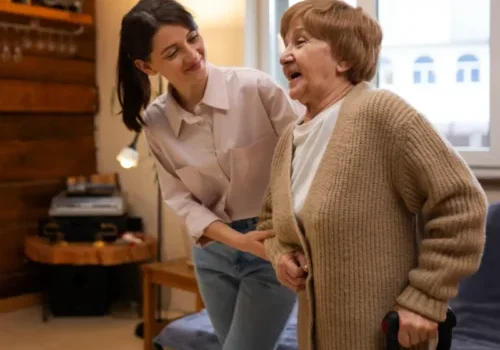 Evde bakım gerektiren hastalar için profesyonel destek sağlayan, tecrübeli ve referanslı hasta bakıcı personeller.